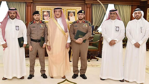 بالصور.. أمير جازان يكرم محافظ الداير وعددًا من القيادات الأمنية بالمنطقة