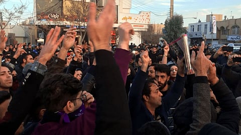 «زلزال البنزين» يهز أركان النظام الإيراني.. والاحتجاجات تصيبه بالرعب