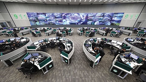 إصابة شخصين في انقلاب مركبة بالكامل