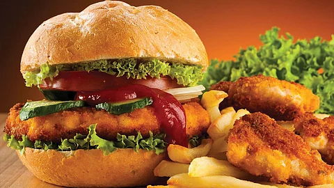 أضرار لا تنتهي.. 8 وجبات سريعة ومشروبات محظور تناولها