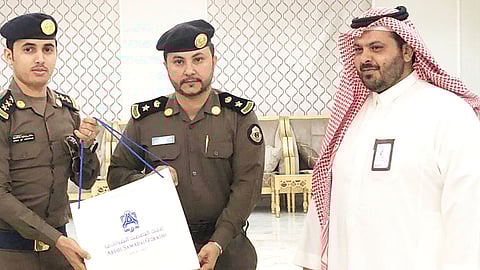 بالصور.. محافظ الداير يكرّم المقدم «ابن مداهي»
