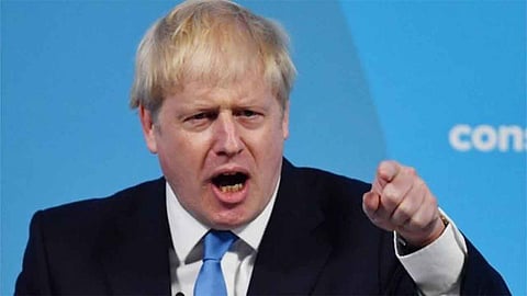 بريطانيا.. جونسون يتبادل الاتهامات مع رئيس حزب العمال على الإنترنت