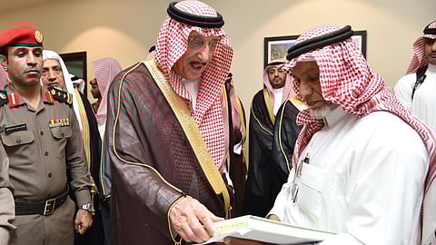 أمير جازان يتسلم مؤلَّف «فصول السنة ومواسم الزراعة» من الفلكي عايل الأمير