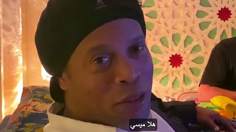 بالفيديو.. رونالدينيو يدعو ميسي لزيارة معرض السيارات بالرياض
