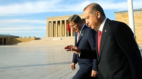 أردوغان يعاقب داود أوغلو بإغلاق جامعته «شهير إسطنبول»