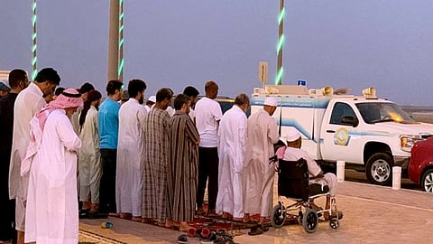 بالصور.. «الأمر بالمعروف» توفر مصليات متنقلة على شاطئي جدة ورابغ في مكة