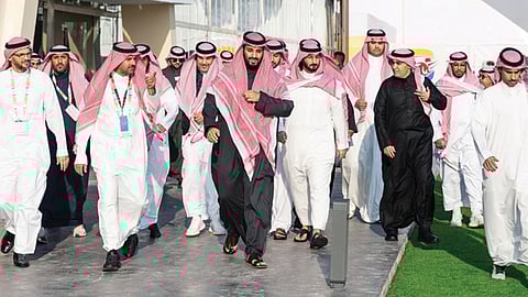 بالصور.. ولي العهد يزور معرض الرياض للسيارات