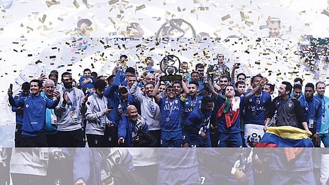 استقبال نجوم الزعيم بالورود بمطار الملك خالد الدولي