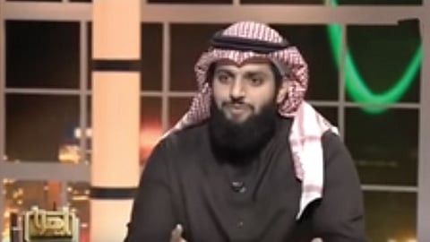 بالفيديو.. نجل حميدان التركي باكيًا: جدتي بدأت تنسى والدي.. ورؤيته أمنية حياتي
