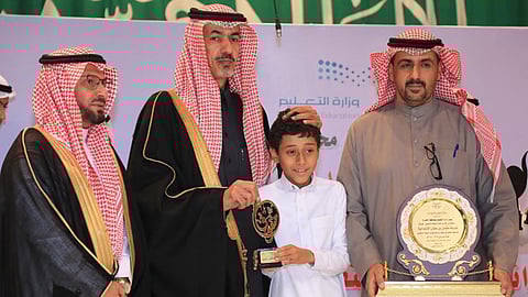 بالصور.. محافظ الخرج يكرم 181 طالبًا متفوقًا