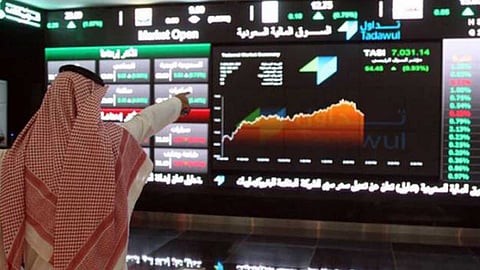 أسهم البتروكيماويات والبنوك تهبط بمؤشر سوق الأسهم 135 نقطة