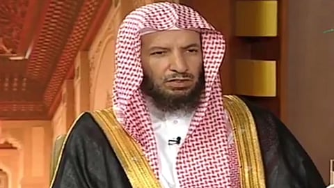 بالفيديو.. الشيخ «الشثري» يوضح حكم توقيع الموظف بدلًا من زميله المتأخر
