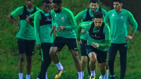 الأخضر يستعد للبحرين بمناورة