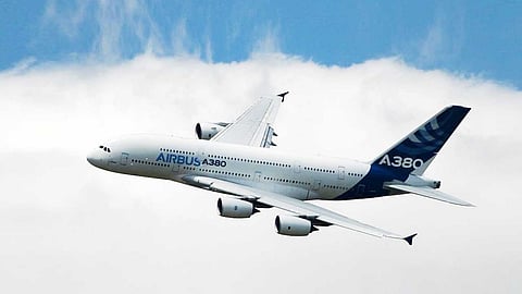 قطعة من طائرة تسقط في حديقة بفرنسا