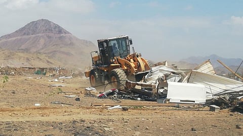 بالصور.. إزالة تعديات بمساحة 10 آلاف متر في البحرة بمكة