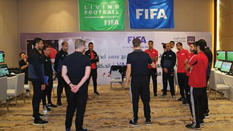 انطلاق دورة تقنية الـ«VAR» للحكام العرب في الرياض