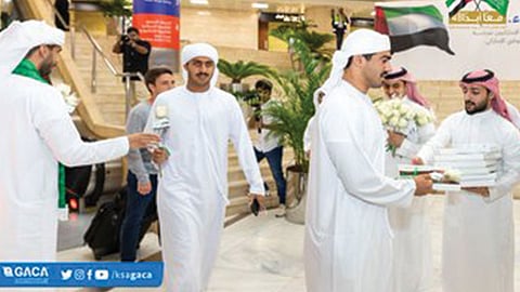 بالفيديو والصور.. مطار الملك خالد يشارك الإماراتيين فرحة اليوم الوطني