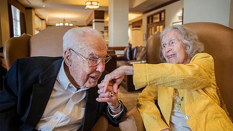 دخلا موسوعة «جينيس».. صور قصة زوجين عمرهما 211 عامًا