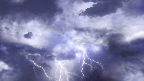 سحب رعدية ممطرة ورياح نشطة على مناطق بالمملكة.. الأربعاء