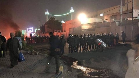 عراقيون يحرقون القنصلية الإيرانية في النجف للمرة الثالثة