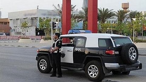 «شرطة الرياض» تُطيح بمواطِنَيْن ارتكبا 14 جريمة سرقة وسلب للمارة
