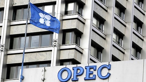 «أوبك» تتأهب لخفض إنتاج النفط وتفادي تخمة المعروض