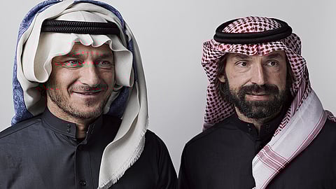 بالصور.. «الشهري» يسجل احتفاء مشاهير كرة القدم العالمية بـ«الزي السعودي»