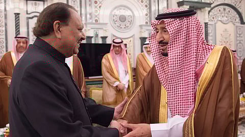 الرئيس الباكستاني يشيد بدور خادم الحرمين ومواقف السعودية في العالم الإسلامي