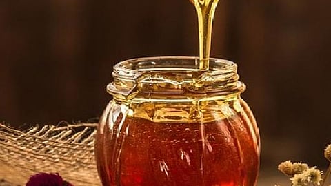 تحذير من إصابة الأطفال بالشلل عند تناول عسل النحل المخلوط