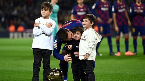 بالصور.. ميسي يحتفل بالكرة الذهبية في «كامب نو»