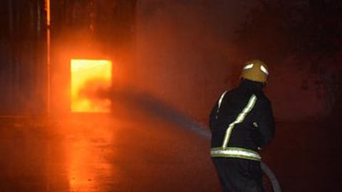 بالصور.. إخماد حريق في مستودعي موبيليا وقطع غيار بجدة