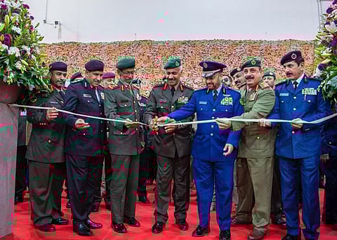 بالصور.. رئيس الأركان على هامش معرض الخليج للدفاع: فرصة لتبادل الخبرات