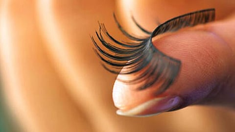 مزايا وعيوب.. كيف تختارين الرموش الصناعية الآمنة؟