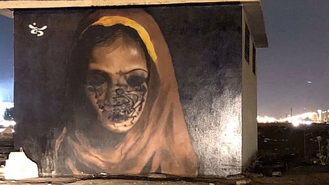 وزير الثقافة يدعم فنانًا سعوديًا شوّه مجهولون لوحته: «مبدع يا كلاخ.. وكلنا ندعمك»