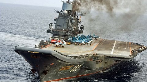 مصرع جندي وإصابة 12 آخرين باندلاع حريق في حاملة طائرات روسية