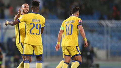 النصر يقلب الطاولة على التعاون ويعتلي صدارة الدوري