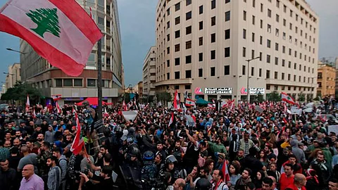 ملثمون يجتاحون شوارع بيروت ويهاجمون المتظاهرين ورجال الأمن