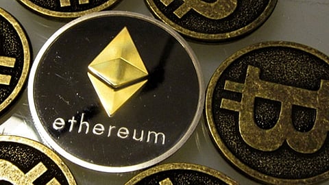 تراجع أسعار بيتكوين وريبل.. وارتفاع إثريوم واستقرار لايتكوين