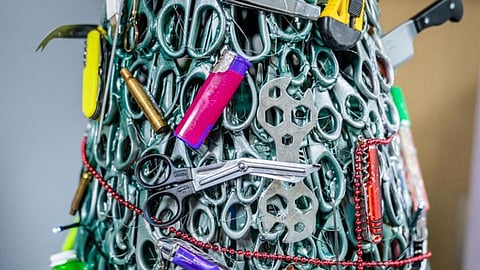 ليتوانيا تبتكر طريقة جديدة للاحتفال برأس السنة.. بناء شجرة ضخمة من السكاكين والولَّاعات