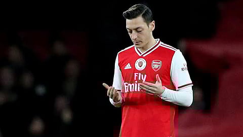 الصين تدعو أوزيل إلى زيارة إقليم «الإيجور»