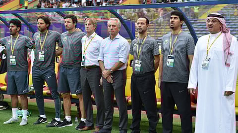 آيندهوفن يُقيل مدرب المنتخب السعودي السابق