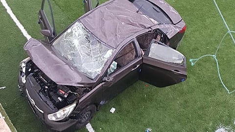 بالصور.. سقوط سيارة تقودها سيدة من مرتفع فوق ملعب كرة قدم بالباحة