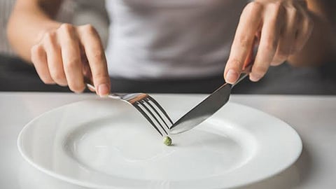 دراسة: مواقع التواصل تزيد اضطرابات الأكل عند المراهقين