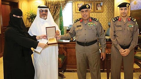 شرطة مكة تكرّم مواطنة دلّت على قائد مركبة ارتكب حادثًا مروريًّا
