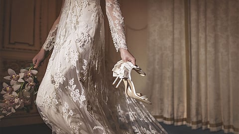 فتاة أمريكية تفسد حفل زفافها بسبب رقصة العريس مع والدته