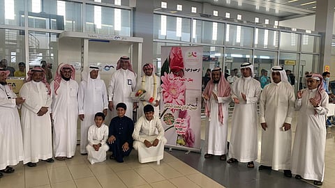 بالصور.. مطار جازان وأهالي الداير يحتفون بـ«المالكي» بطل تحميص القهوة الشقراء