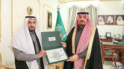أمير «الحدود الشمالية» يكرّم مواطنًا تبرّع بـ«كليته» لصديقه