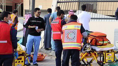 بالصور.. «الهلال الأحمر» يبُاشر حادث سور المعرفة بـ16 فرقة إسعافية