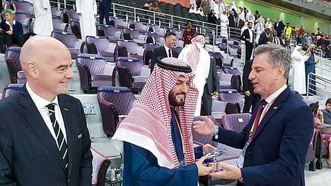 رئيس الهلال يهدي هدايا تذكارية لرئيسي «فيفا وفلامنجو»