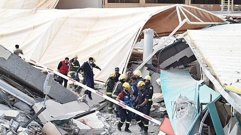 معدات ثقيلة ترفع أنقاض سور «مبنى المعرفة»